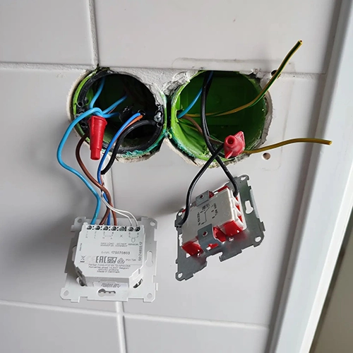 Elektriker utför reparation och service på installation.